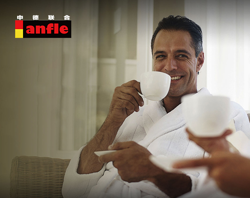 前海中德联合酒店用品科技由德国著名的酒店用品供应集团ANFLEGROUP和香港知名的酒店管理专家Herman Lam以及香港著名设计师BrainChan共同联合创立。 “中德联合”致力于为全球高级酒店提供包括酒店布草、酒店专用床垫、酒店客房用品、酒店餐饮桌面用品、厨房用具、整体软装等产品的设计生产、销售及综合服务。